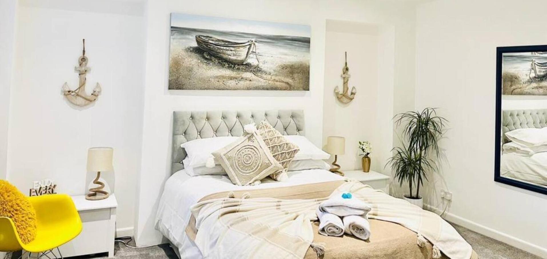 Stunning 3 Double Bedroom Beach Front Apartment Portsmouth Exterior foto