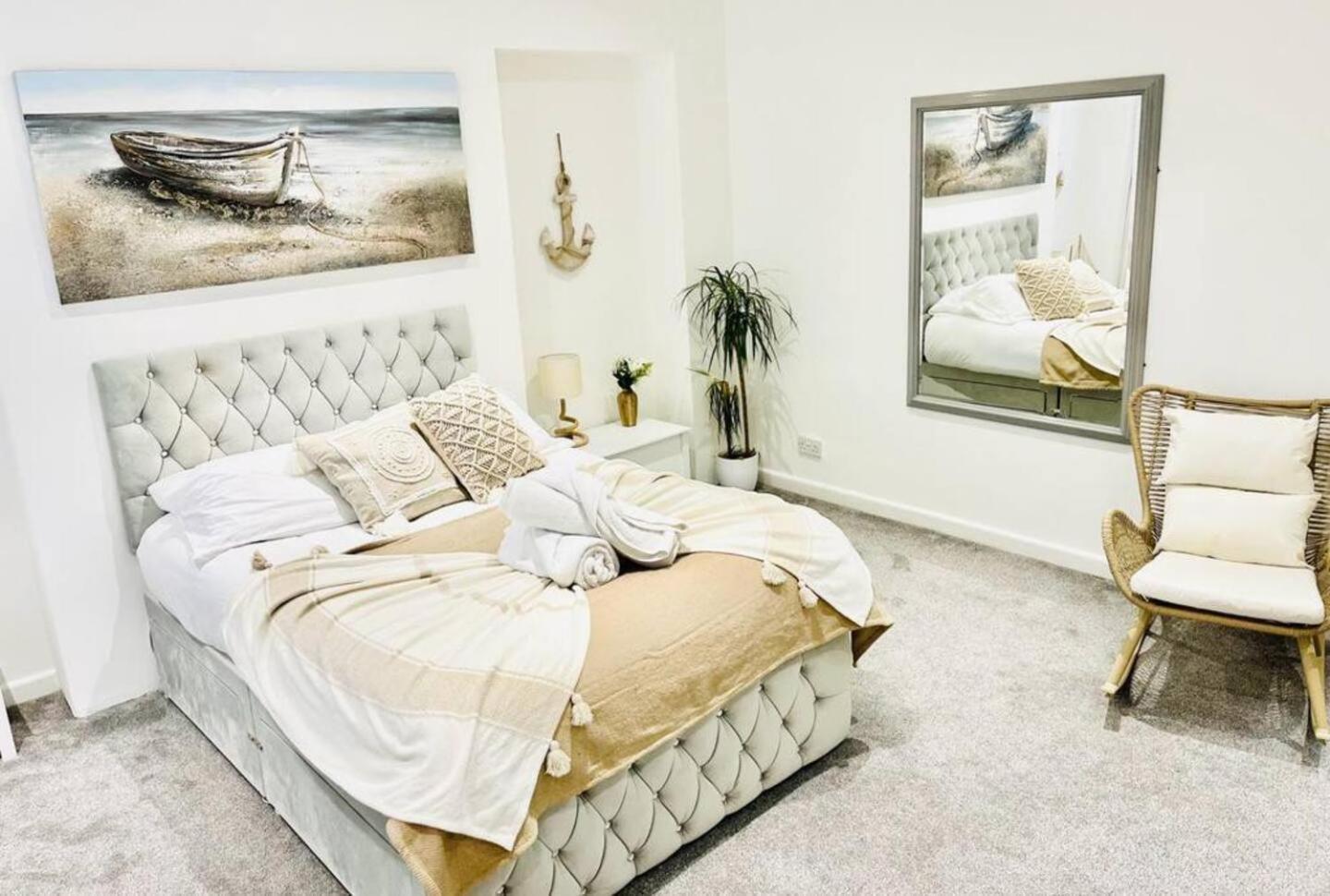 Stunning 3 Double Bedroom Beach Front Apartment Portsmouth Exterior foto