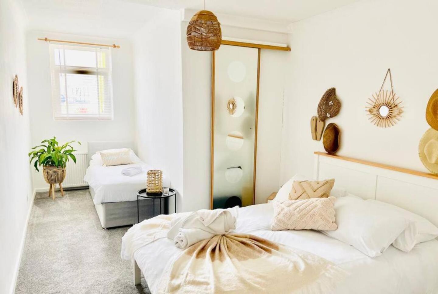 Stunning 3 Double Bedroom Beach Front Apartment Portsmouth Exterior foto
