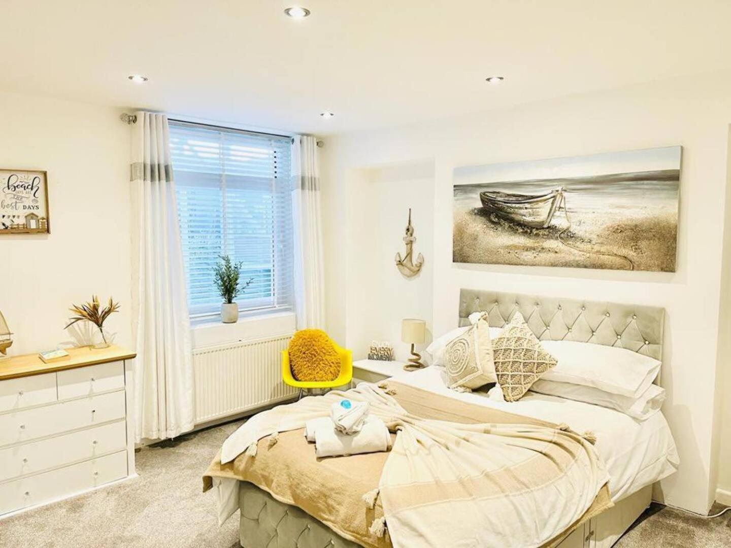 Stunning 3 Double Bedroom Beach Front Apartment Portsmouth Exterior foto